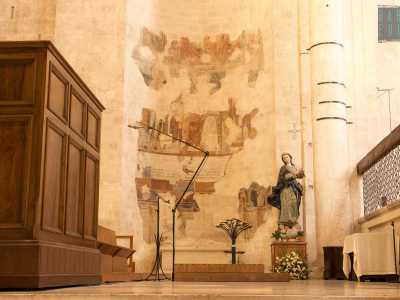 Oggi � veramente difficile trovare affreschi antichi nella Cattedrale di Bari, dove solo nell�abside sinistro sono sopravvissute parti di ricche decorazioni medievali...